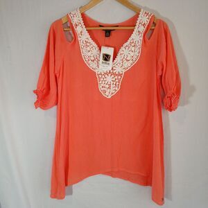 Noble Outfitters Women's Size Medium Cold Shoulder Blouse With Lace Coral‎
